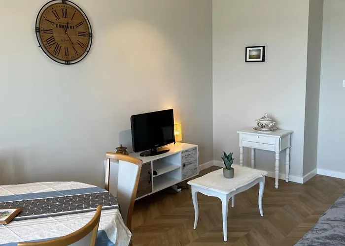 Apartment Avec Parking Pres De La - Fr-1-487-353 *